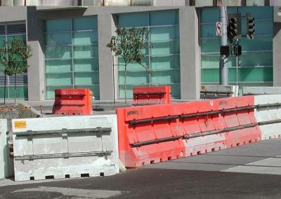 Plastic jersey barriers reinforcing construction site